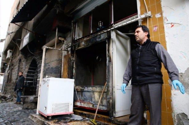 <p>"DEMİRTAŞ'A SESLENİYORUM; GELSİN, GÖRSÜN"</p>
<p>İş yeri yakılan V.E de teröristlerin yaptıklarının eziyet haline geldiğini kaydederek, "Biz, hepimiz Kürt değil miyiz, niye bize bu eziyeti yapıyorlar?" dedi.</p>
<p>"Buradan Demirtaş'a sesleniyorum, gelsin, buranın halini bir görsün. Milletin başına ne getirdiler" ifadelerini kullanan V.E, şöyle konuştu:</p>