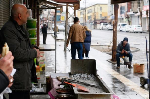<p>"Hepimiz Kürt'üz ve kardeşiz, birbirimizi bu hale mi getireceğiz? Ne cami ne de bina kaldı. Bunun kime faydası var? Bu zarar ve ziyanımızı kim verecek? 30 senelik esnafım, iş yerimde en az 20 bin lira zararım var. Kim karşılayacak bu zararı? Hepimiz kardeşiz, birbirimize bu zararı vermeye gerek yok. Burada bomba patlattın, kim zarar görüyor? Kürt halkı ve esnaf zarar görüyor. Bunlara 'dur' diyen kimse yok mu? Biz bunları seçip Meclise neden gönderdik, 'Sorunumuzu orada çözün' dedik. Onlar da sokakları patlatıyor, millete ve esnafa zarar veriyor."</p>
