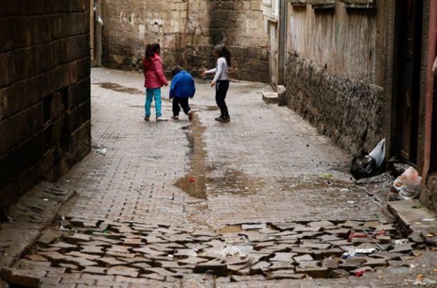 <p>R.A, "Milletvekilleri Mecliste oturuyor. Halk onlara bir irade verdi. Bu iradeyi nereye kullandılar, anlamış değilim. Halkımız barıştan yanadır" değerlendirmesinde bulundu. (AA)</p>