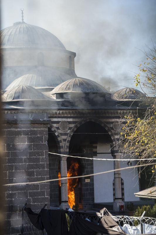 <p>Teröristlerin saldırılarının sürmesi nedeniyle ekiplerin müdahalede bulunamadığı yangında, tarihi caminin büyük oranda zarar gördü.</p>
