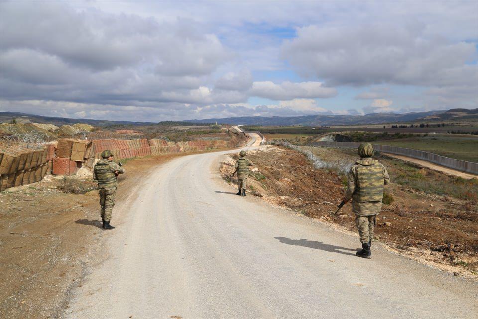 <p>Önümüzdeki dönem sınırın tamamına modüler beton duvar inşası planlanıyor. Zırhlı araçlar eşliğinde 24 saat devriye gezen ve nöbet kulelerinde mevzilenen asker, Türkiye topraklarına gelebilecek her türlü olası saldırılara karşı eli tetikte nöbet tutuyor.</p>