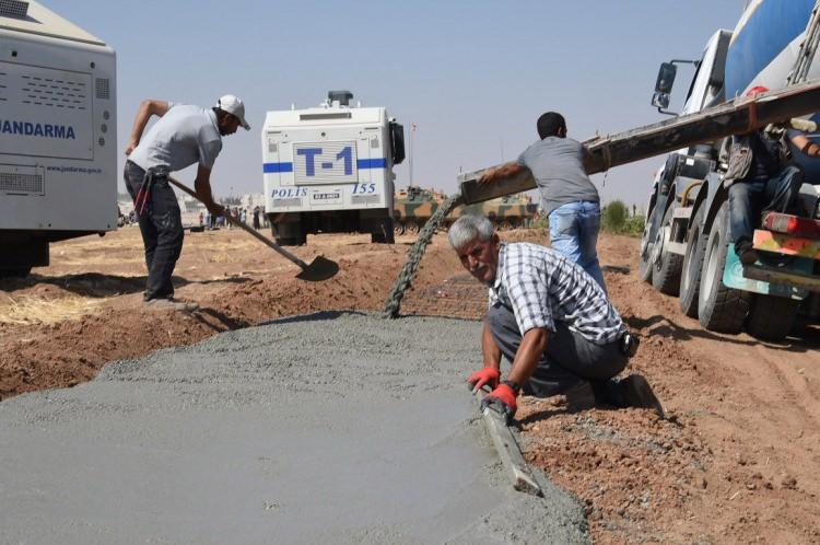 <p>Suriye sınırında terör örgütü IŞİD’in temizlenmesi amacıyla Türk Silahlı Kuvvetleri’nin Özgür SuriyeOrdusu ile yürüttüğü Fırat Kalkanı Operasyonu'nun başladığı Gaziantep’in Karkamış ilçesinde beton duvar çalışmaları da hızlandı. </p>

<ul>
</ul>
