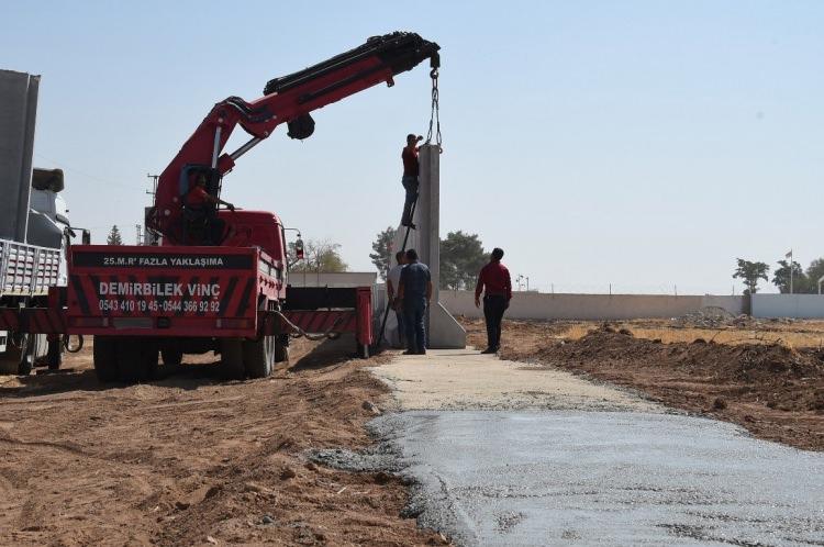 <p>Son bir ayda, Karkamış-Cerablus sınırındaki 5 kilometrelik alanda beton duvar yapımı tamamlandı.</p>
