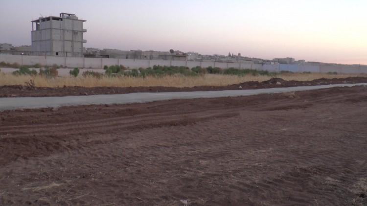 <p><strong>Çelik zırh gibi sağlam</strong></p>
<p> Karkamış sınırında hızlandırılan beton duvar inşa çalışmaları kapsamında Suriye sınırındaki toplam 25 kilometrelik alan için beton bloklar üretiliyor. </p>