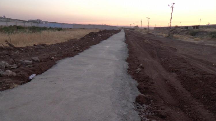 <p>Karkamış’ın komşu ilçesi Nizip’te kurulan şantiyede üretilen betonlar 2 metre genişliğinde, 3 metre uzunluğunda ve 7 ton ağırlığında.</p>