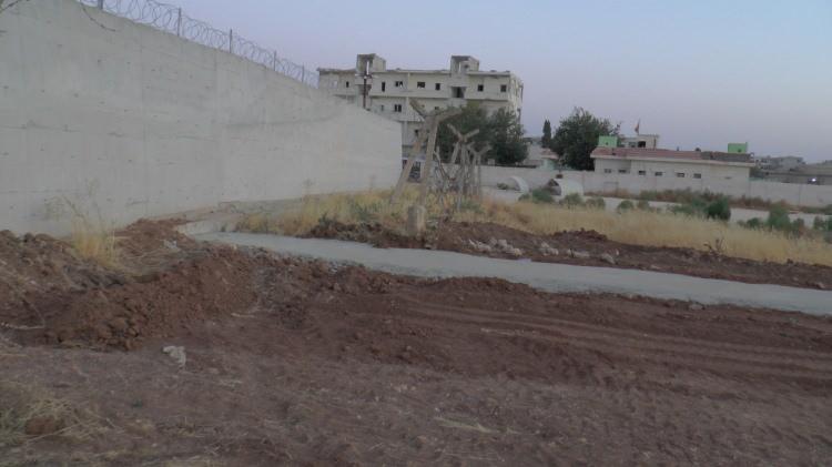 <p> Yaklaşık 80 kişinin çalıştığı şantiyede, üretilen bir beton blokta ise 500 kilogram demir ile 5 metrekare beton kullanılıyor. </p>