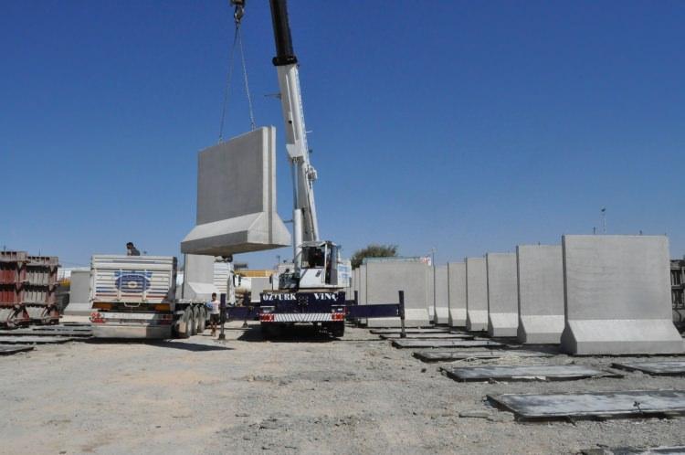 <p>Harcın demir kalıplarının içerisine dökülerek üretildiği beton bloklardan ise günde 80 ile 100 adet inşa ediliyor. Mukavemete dayanıklı olan beton duvarların, zırh gibi sağlam hale getiriliyor.</p>