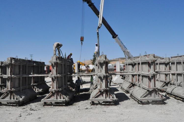<p><strong>3 ayda tamamlanması hedefleniyor</strong></p>
<p> Karkamış-Cerablus hattında bir ay önce başlayan çalışmalarda toplam 5 kilometrelik sınır hattında beton duvar örülmesi işlemi tamamlanırken, yaklaşık 20 kilometrelik alanda ise çalışmalar sürüyor. </p>