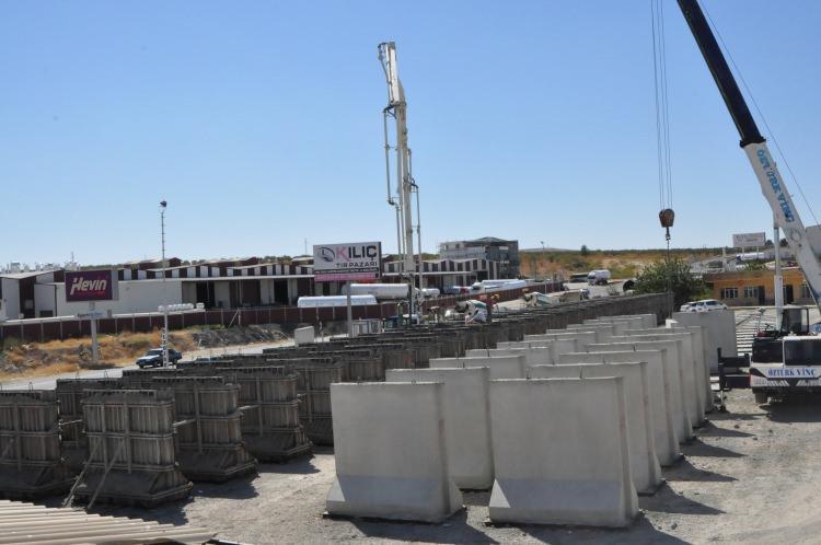 <p>Cerablus sınırında kalan yaklaşık 20 kilometrelik hatta 3 ayda duvar örme işleminin tamamlanması hedefleniyor.</p>