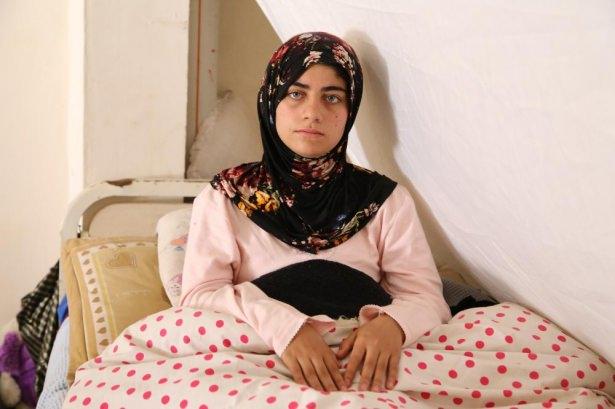 <p>Atılan varil bombasının vücuduna isabet etmesi sonucu ağır yaralandığını anlatan Sibah Kassum (15), AA muhabirine yaptığı açıklamada, varil bombasından aldığı darbe yüzünden genç yaşta yatağa mahkum kaldığını söyledi.</p>
<p> </p>