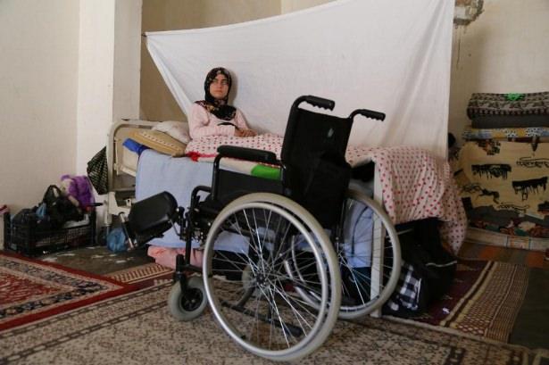 <p>Kassum, "Hama'da ailemle birlikte evimizi terk edip başka bir bölgeye gitmek için yola çıktığımız anda atılan varil bombasının hedefi oldum. Bel bölgeme gelen şarapnel parçası, beni yatağa mahkum etti. Suriye'de tedavi imkanları olmadığı için Türkiye'ye geldim. </p>
<p>Vücudumdaki yara çok fazla olduğu için her iki bacağımdan parça alıp belimdeki yarayı kapattılar" diye konuştu.</p>
