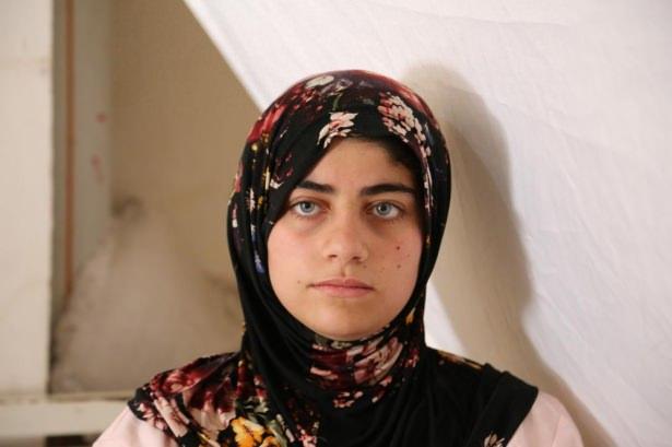 <p>6 nüfuslu Suriyeli ailenin kızı olan Sibah Kassum, günün büyük bölümünde ihtiyaçlarını ablasının yardımıyla karşılıyor.</p>

<p> </p>
