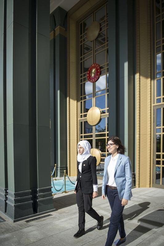 <p>Yaşadıklarını anlattıktan sonra en büyük hayalinin Cumhurbaşkanı Erdoğan ile görüşmek ve onun için yazdığı şiiri kendisine iletmek olduğunu belirten Cuma'nın talebi belgesel ekibi tarafından ilgililere ulaştırıldı.</p>
<p> </p>