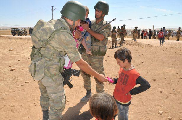 <p>Genelkurmay Başkanlığı, Mehmetçiklerin, IŞİD’in zulmünden kaçıp Türkiye’ye sığınan Suriyelilere yardımına ilişkin fotoğraflarını paylaştı. </p>
