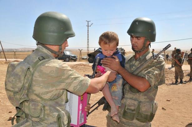 <p>Fotoğraflarda Şanlıurfa'nın Suruç ilçesinden 18-21 Eylül 2014 tarihlerinde Suriye'den Türkiye’ye sığınmaya çalışan aralarında çok sayıda bebek, çocuk, kadın ve yaşlıların bulunduğu Suriye vatandaşlarına, Türk Silahlı Kuvvetleri mensupları tarafından fedakarca yapılan yardım ve destekler gösteriliyor. </p>
