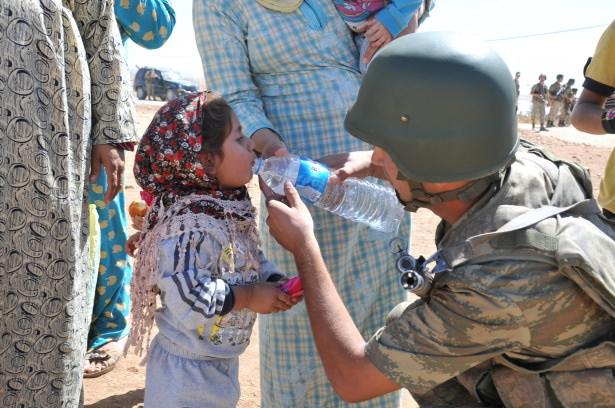 <p>Mehmetçiğin yardımını gözardı etmeyen Suriyeliler de askerlere "Allah razı olsun" demekten geri kalmıyor.</p>