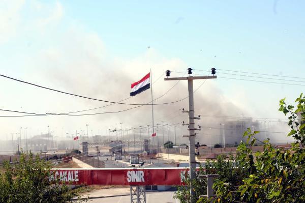 Türkiye sınırındaki Tel Abyad Sınır Kapısı'nı ele geçirmek için saldırı düzenlediği belirtilen Özgür Suriye Ordusu ile Beşşar Esed'e bağlı güçler arasında dünden bu yana süren çatışmalar nedeniyle Akçakale Anadolu Lisesi'ne kurşun isabet etti. Gece geç saatlerde kimsenin bulunmadığı esnada meydana gelen olayda mermi bir sınıfın camı ile duvarına değdi.