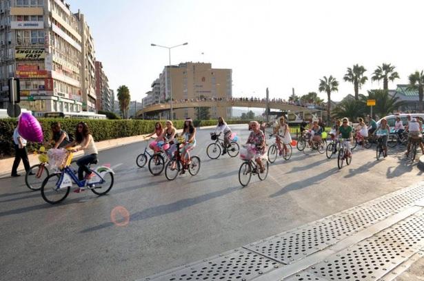 <p>Otomobilsiz Kentler Günü’nde, “Süslü Kadınlar” İstanbul, İzmir, Antalya, Adana ve Çorlu’da bisikletleriyle tura çıkıp, geçtikleri yolları egzoz gazı yerine parfüm kokuttular. Çevre kirliliğine ve sağlıklı yaşama dikkat çektiler.</p>
