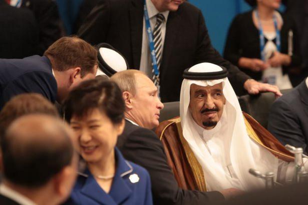 <p>Avustralya'nın Brisbane kentindeki Kongre Merkezi'ndeki G20 zirvesi kapsamında planlanan oturuma Rusya Devlet Başkanı Vladimir Putin (sağ 2) ve Suudi Arabistan Veliaht Prensi Selman Bin Abdulaziz (sağ) de katılmıştı.</p>
