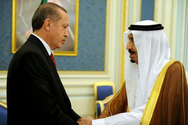<p>Cumhurbaşkanı Recep Tayyip Erdoğan, Başbakan olarak görev yaptığı 26 Ekim 2011'de hayatını kaybeden Suudi Arabistan Veliaht Prensi Sultan bin Abdelaziz için kardeşi Selman Bin Abdulaziz'e başsağlığı dilerken</p>
