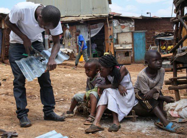 <p>İ&ccedil;ine &ccedil;amaşır suyu damlatılan suyla dolu şişeler, kentin 'teneke mahallesi'nde y&uuml;zlerce yoksul eve g&uuml;neşi getirdi.</p>
