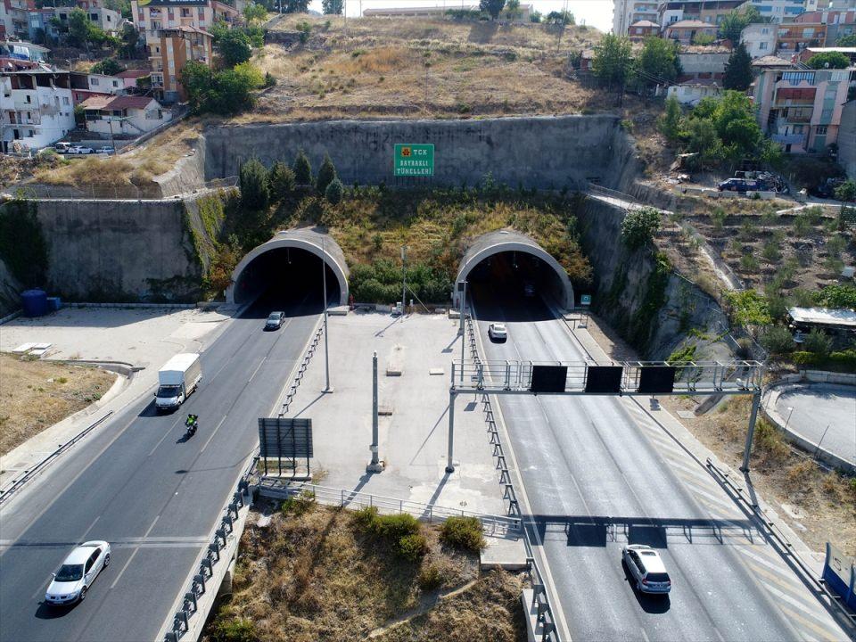 <p>İzmir'de geçtiğimiz yıllarda hizmete açılan 3 tünel ile bugün Başbakan Binali Yıldırım'ın katılımıyla ışık göründü töreninin yapılacağı Sabuncubeli Tüneli, ulaşımda konforun yanı sıra ekonomiye de katkı sunmaya devam edecek.</p>
