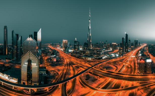 <p>Dubai Kanalı: 2012 yılında tamamlanması beklenen, ancak finansal sorunlar nedeniyle halen daha inşası devam eden kanal 11 milyar dolara mal olacak ve kanalın çevresine inşa edilecek şehir için ise 50 milyar dolar tahsis edilecek. Planlara göre, Dubai Kanalı 150 metre genişliğinde ve 6 metre derinliğinde küçük gemiler ile yatlar için uygun olacak</p>