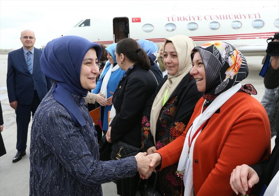 <p>Başbakan Ahmet Davutoğlu'nun eşi Sare Davutoğlu, AK Parti Kadın Kolları tarafından gerçekleştirilen Diyarbakır Buluşması'na katılmak üzere beraberindeki bakan ve partililer ile birlikte Diyarbakır'a gitti. Davutoğlu ile birlikte kente gelen heyetin boyunlarına beyaz tülbent takması dikkat çekti.</p>

<p> </p>
