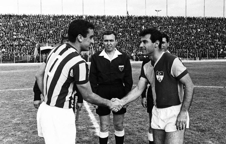 <p>Galatasaray'ın Ankara'da oynadığı bir futbol maçı. 1965</p>