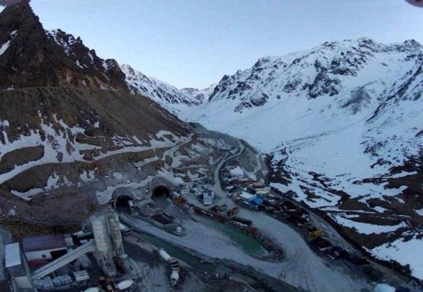 <p>13 Mayıs 2012 tarihinde temeli atıldı. Rize’nin İkizdere İlçesi Ovit Dağı geçidinde yapımı süren ve 14.3 kilometre ile Türkiye’nin en uzun, dünyanın 4’üncü uzun çift tüplü tüneli olan Ovit Tüneli’nin yapımında sona gelindi. Yüzde 85’i tamamlanan tünel inşaatında Ağustos ayında ışığın görülmesi hedefleniyor. </p>