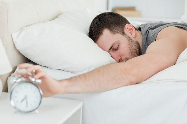 <p>Harward Üniversitesi'nden bir doktor 4-7-8 adını verdiği uyutma yöntemi ile 60 saniye içinde kişinin uyumasına yardımcı oluyor.</p>
