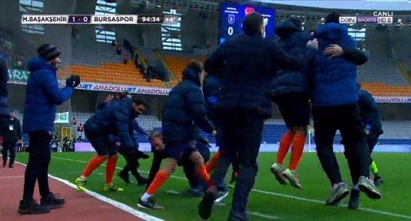 <p>Spor Toto Süper Lig'in 19. haftasında Medipol Başakşehir, Bursaspor'u 1-0 mağlup etti. Son dakikada gelen gol Başakşehir teknik direktörü Abdullah Avcı'yı kendinden geçirdi.</p>
