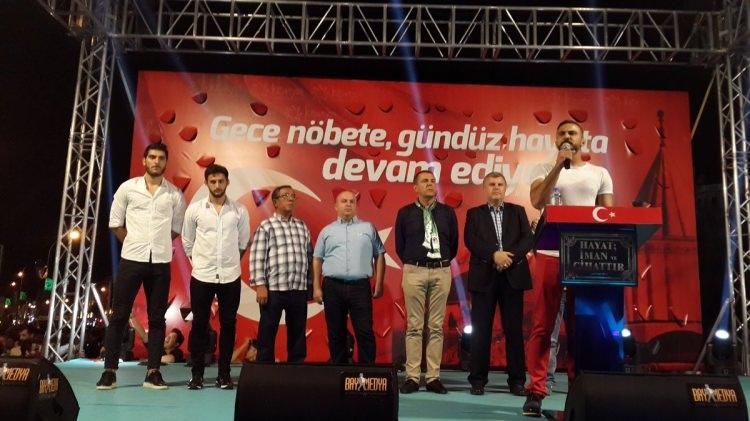 <p>Konyasporlu futbolculardan Kaya Tarakçı, Ali Dere, Can Demir Aktav ve Kulüp Başkanı Ahmet Şan meydanlara inerek demokrasi nöbeti tuttu.</p>