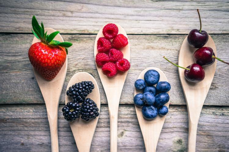 <p><strong>Sofranızı farklı renklerle çeşitlendirin</strong></p>
<p>Lif ve vitamin deposu yeşillikleri, çeşit çeşit sebze ve meyveyi günlük beslenmenize dahil edin.</p>