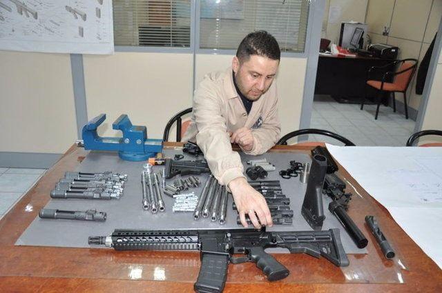 <p>KNT-76'nın, üzerine her türlü optik sistemlerin takılabileceğini dile getiren İyiiş, "Kompozit şarjörü mevcuttur. Dipçiği teleskopik ve ayarlanabilir özelliklere sahip bir silahımızdır. </p>
