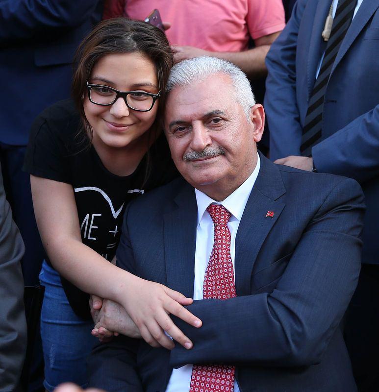 <p><strong>EMEĞİ UNUTMADI</strong></p>
<p>Binali Yıldırım’ın kendi koltuğuna getirdiği yeni Ulaştırma Bakanı Ahmet Arslan ile tanışma öyküsü, Yıldırım’ın verilen emeğe ne kadar değer verdiğini tüm açıklığı ile ortaya koyuyor. Arslan ile tanışıklığı Yıldırım’ın İDO Genel Müdürü olarak çalıştığı döneme rastlıyor. Bir gece gemilerden biri bozulur. Ertesi sabaha tamir edilmesi gerekir. Nasıl yapabiliriz diye ararlarken, tersanelerin birinde çalışan Ahmet Arslan’ı bulurlar. Arslan, sabaha kadar çalışır ve gemiyi hizmete sokar. Yıldırım onu Ankara’ya getirir ve Devlet Hava Meydanları’nın başına getirir. Sonra milletvekili olmasında etkili olur.</p>