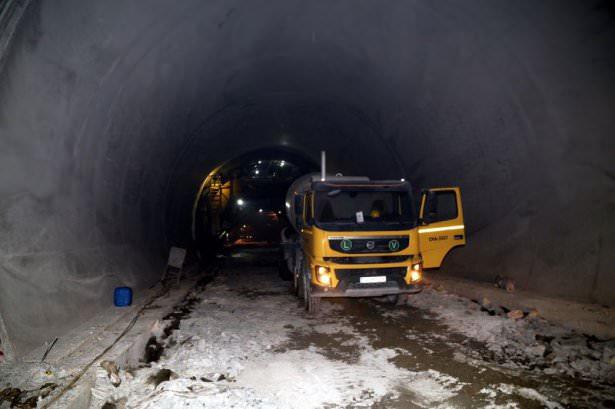 <p>Rize-Erzurum karayolu güzergahındaki 2 bin 640 rakımlı Ovit Dağı'nda yapımı süren Ovit Tüneli'nin 10 bin 600 metrelik bölümü tamamlandı.</p>
<p> </p>
