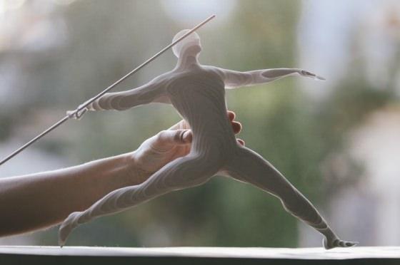 <p>Kağıt katlama ve kesme sanatçıcı Raya Sader Bujana, olimpik bir sporcunun figürlerini canlandırdı.</p>