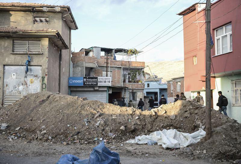<p>Sokaklarda teröristlerin kazdığı hendekler ve oluşturdukları barikatlar da yaşananların ciddiyetini ortaya koydu. Gasbettikleri iş makineleriyle beşer metre en ve boyunda hendekler kazan teröristler, buralara patlayıcı tuzakladı. En az 12 kilogram olan bu patlayıcılar, güvenlik güçlerince imha ediliyor.</p>

<p> </p>
