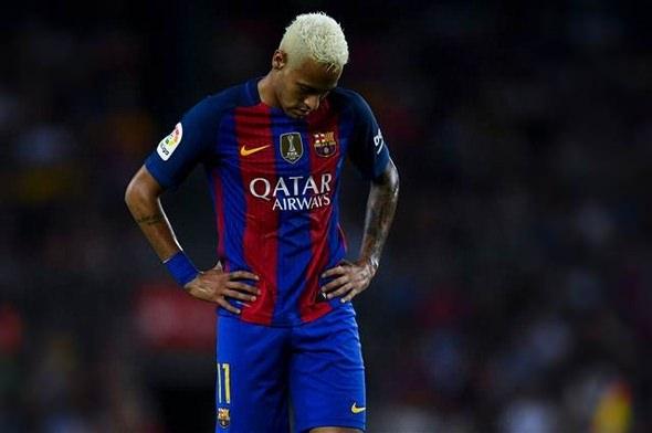 <p>74 bin taraftarının desteğiyle oynayan Barcelona, bbeklendiği üzere oyun olarak rakibine büyük üstünlük sağladı. Ev sahibi ekibin 16 gol girişimine karşın, Alaves'in gol teşebbüsü 4'te kaldı. Barça 13 korner atarken, rakip 'sıfır' kornerle oynadı.</p>