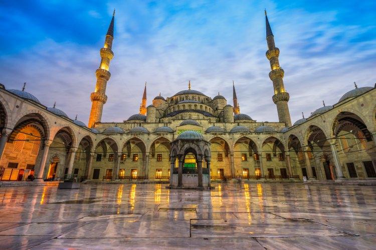<p>5 - Sultan Ahmet Cami / İstanbul Dönemin Osmanlı Padişahı I. Ahmed tarafından 1609-1617 yılları arasında İstanbul'un tarihi yarımada olarak nitelendirilen bölgesinde yaptırılmıştır. Yapımında kullanılan mavi, yeşil ve beyaz İznik çinilerinden dolayı Avrupalıların Blue Mosque (Mavi cami) olarak adlandırdıkları caminin mimarı Sedefkâr Mehmed Ağa'dır.</p>