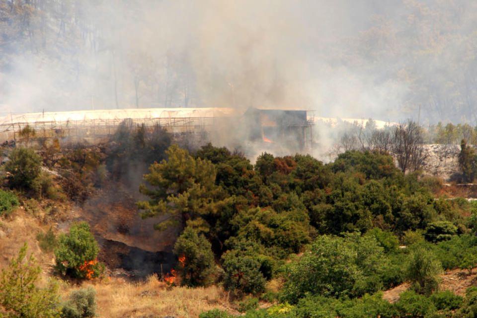 <p>Antalya’nın Kumluca İlçesi’ne bağlı Erentepe Mahallesi’nde yerleşim yerleri içindeki çalılık alanda başlayan yangın büyüdü.</p>

<p> </p>

