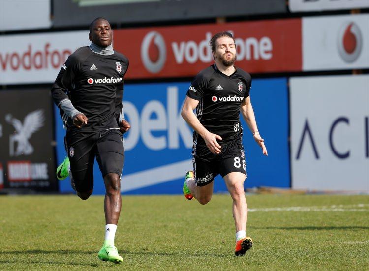 <p>1- Transfer kısıtlamaları ve bütçe denetimiyle Avrupa için lisans alınamayacağı belirtildi. Beşiktaş'a 2.5 yıldır süren ve bu sezon bitecek 'Sattığın kadar alabilirsin' kısıtlaması, G.Saray'a 'Bütçen 65 milyon Euro'yu geçmeyecek. Aşarsan ceza var' yaklaşımı bu denetime örnekti.</p>
