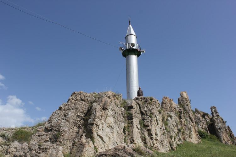 <p>AA muhabirinin aldığı bilgiye göre, Tuzlagözü Camisi'nin minaresi,  elektrik olmadığı dönemde imamın ezanı tüm vatandaşlara duyurabilmesi amacıyla  1945'te köyü ikiye bölen tepeye inşa edildi.</p>
