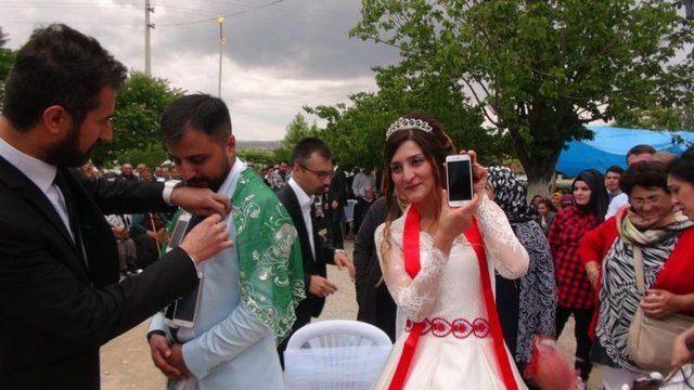 <p>Damat Güneş arkadaşlarının takı olarak iphone telefon takmalarının kendisi için sürpriz olduğunu söylerken, gelin Gülnur Güneş de ''Çok şaşırdık, böyle bir şey beklemiyorduk. Herkese teşekkür ederiz, eşimin lakabına uygun bir tören oldu'' dedi.</p>
<p> </p>
<ul>
</ul>
<ul>
</ul>