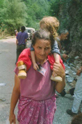<p>Güvenli bölge olan Tuzla şehri yakınları Nezuk köyüne doğru yola koyulan Boşnaklar'ı zorlu ve tehlikeli bir yolculuk bekliyordu. Mayınlarla ve uçurumlarla dolu bu yolda, Sırp askerler adeta insan avlıyordu. Yedi gün süren yürüyüşün ardından Nezuk köyüne sadece 3 bin 500 Boşnak ulaşabildi. Hayatta kalmayı başaranlar, bu insan avından nasıl sağ kaldıklarına inanamıyordu.</p>
