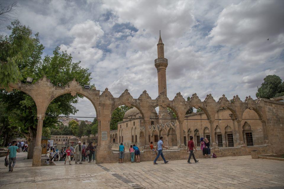 <p>Dünyanın en eski tapınak kalıntıları olarak kabul edilen 12 bin 500 yılık geçmişe sahip Göbeklitepe ve Hazreti İbrahim'in doğduğu rivayet edilen bölgeye ev sahipliği yapan Şanlıurfa, tarihi taş evleri ve farklı medeniyetleri ev sahipliği yapan Mardin, gastronomi turizmiyle dikkat çeken Gaziantep ile terör nedeniyle en fazla sıkıntıyı çeken Diyarbakır'da bayram tatilinde yoğunluk yaşanması bekleniyor. </p>

<p> </p>
