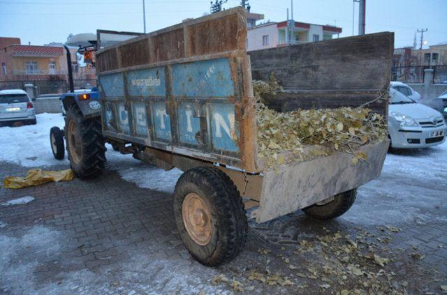 <p>MARDİN - DARGEÇİT</p>
<p>Dargeçit Belediyesine ait bir traktörün çalındığı yönünde yapılan ihbar doğrultusunda yürütülen çalışmalar kapsamında, Safa Mahallesi Kilise sokak üzerinde bahse konu traktör üzerinde bulunan 3 kişi ile birlikte ele geçirildi. Olayla ilgili 3 şahıs gözaltına alınarak, sevk edildikleri adli makamlarca tutuklandılar. Traktörde ve römorkunda yapılan aramada ise;</p>