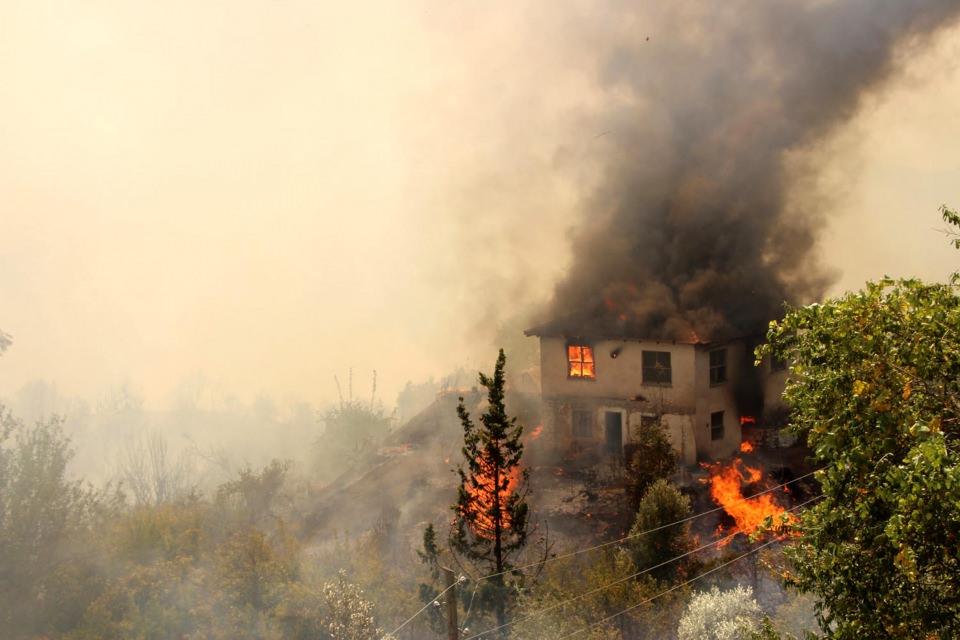 <p>Edinilen bilgiye göre, saat 13.20 sıralarında Kumluca'nın Erentepe Mahallesi’ndeki ormanlık alanda yangın çıktı. Yangına, 2 helikopter, Orman Bölge Müdürlüğüne bağlı 20 arazöz, Antalya Büyükşehir Belediyesi İtfaiye ekipleri ve orman işçileriyle müdahale ediliyor.</p>

<p> </p>
