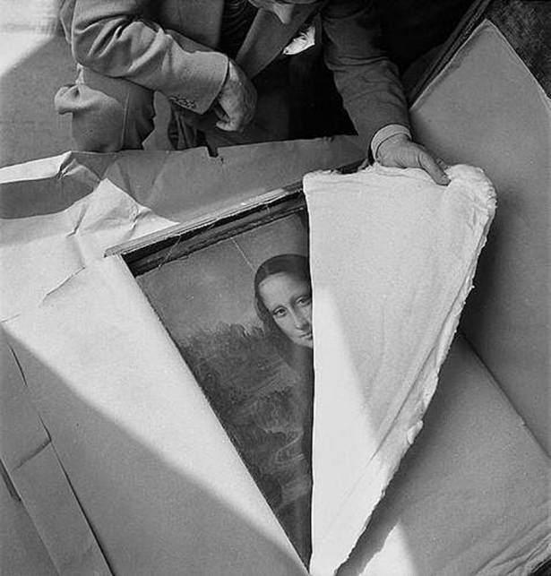 <p>2. Dünya Savaşı ardından, Louvre Müzesi´ne geri dönen Mona Lisa´yı açan görevliler, Paris, Fransa, 1945</p>
